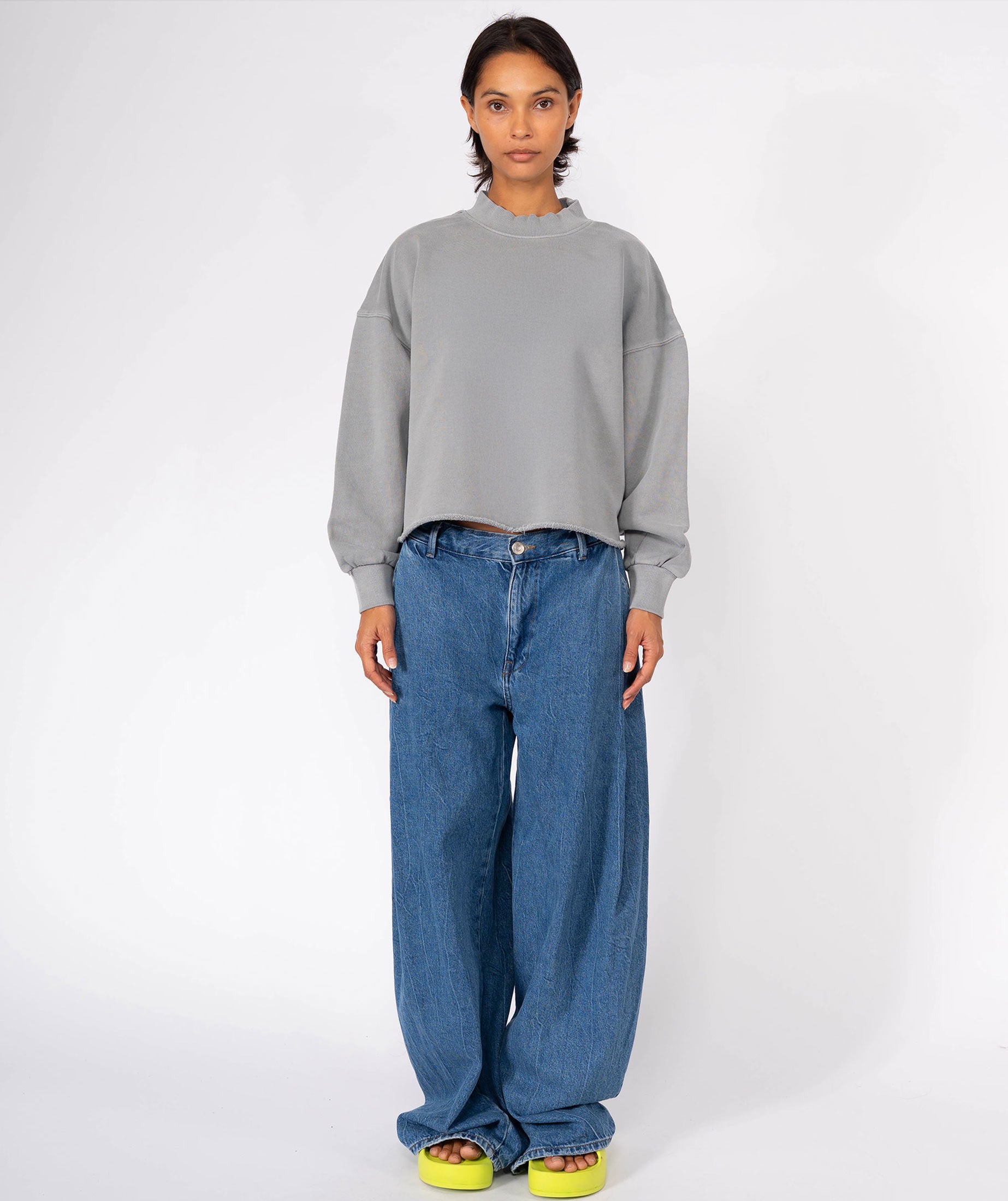 "DAILY" gray crop sweatshirt