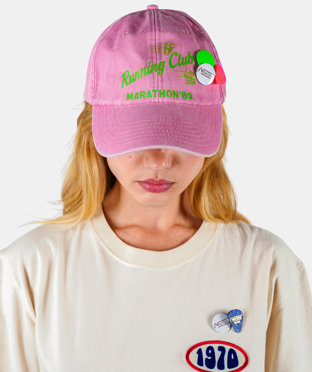 Casquette rose et imprimé neon vert