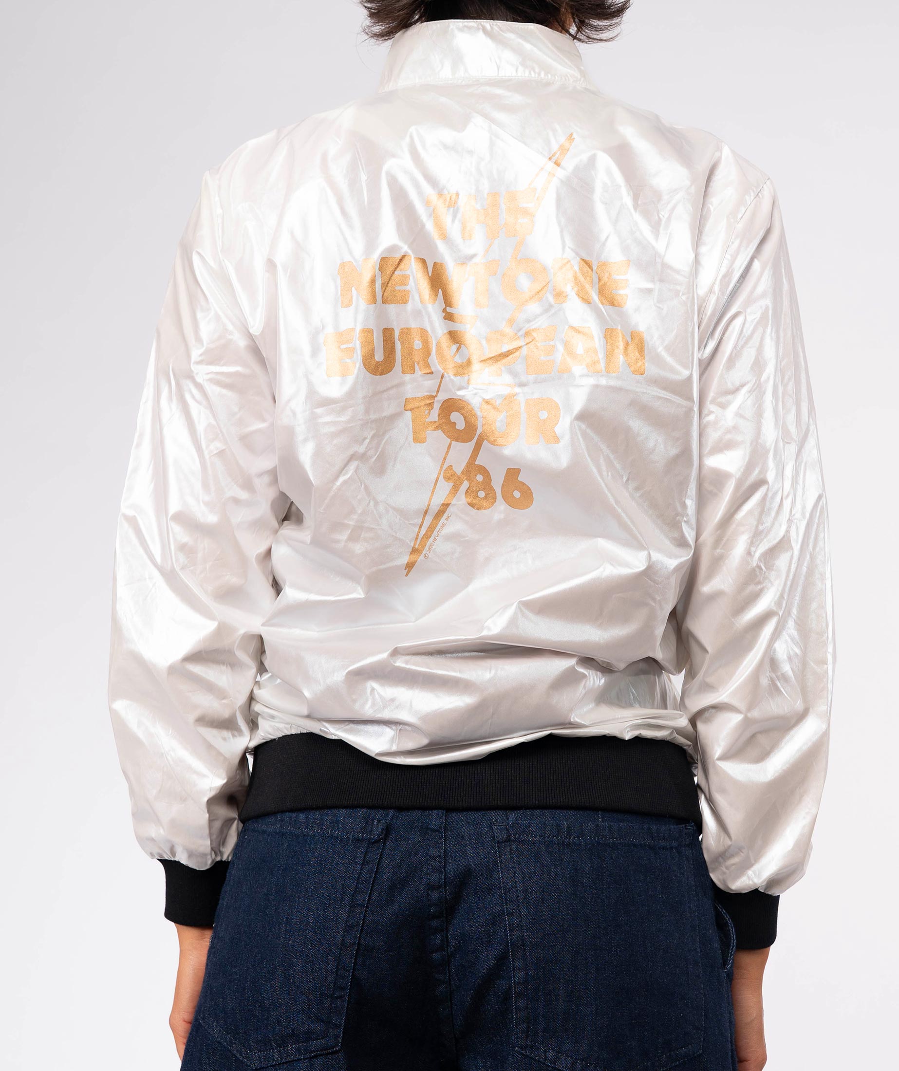 EUROPE" vic cream/black jacket