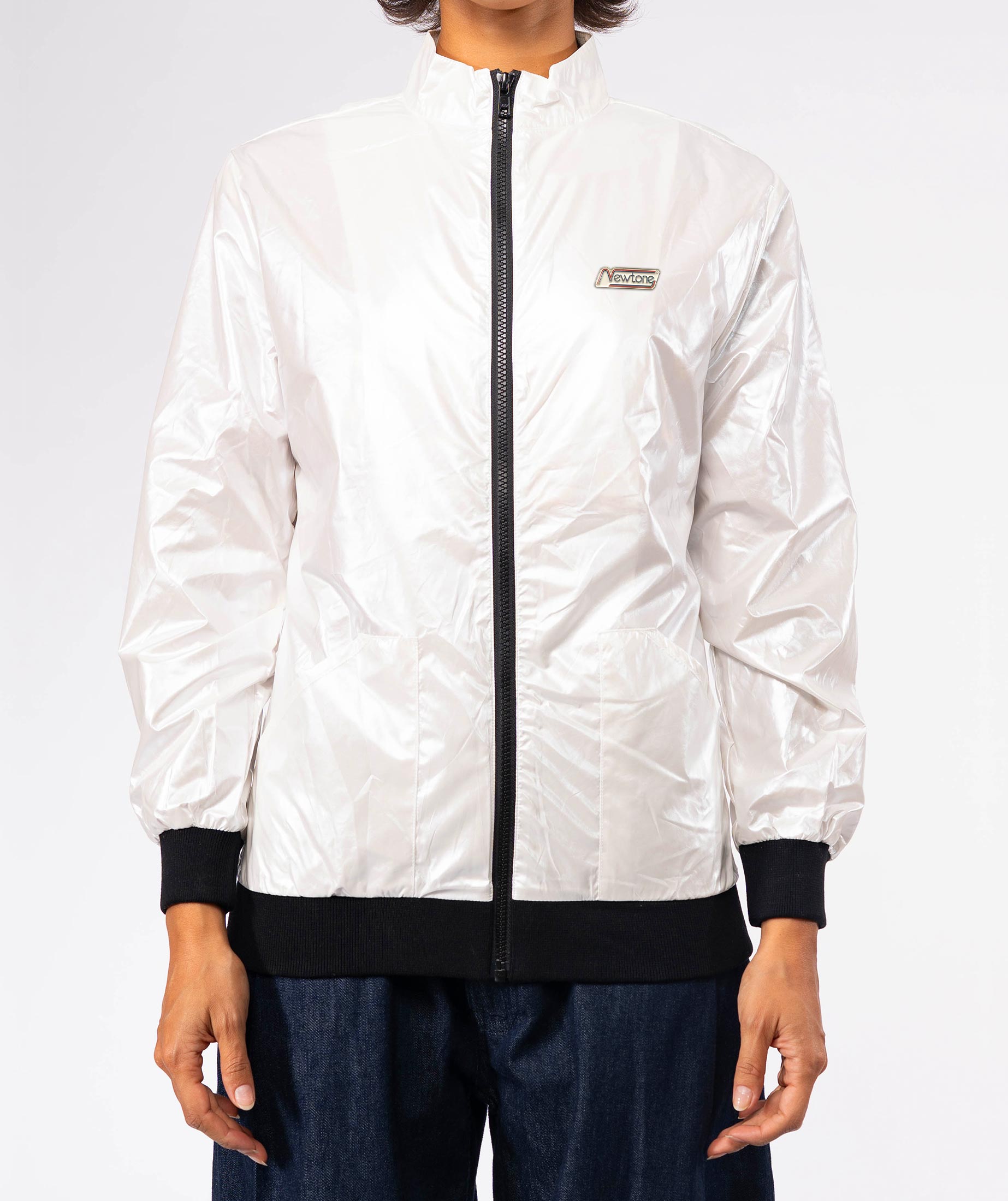 EUROPE" vic cream/black jacket