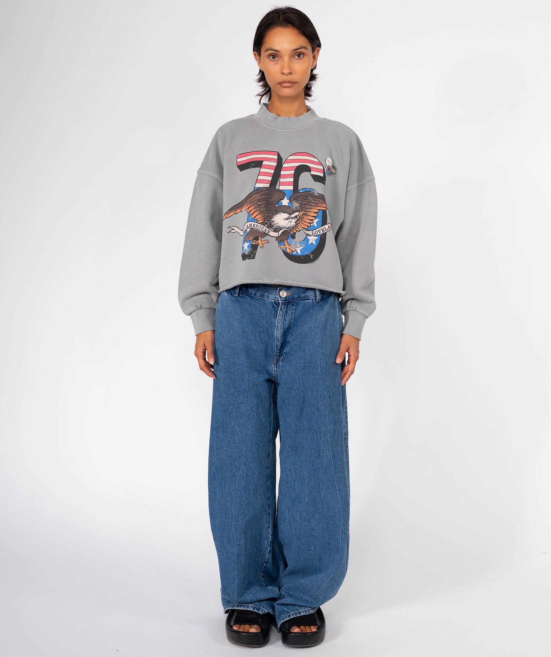 "LOVELAND" gray crop sweatshirt